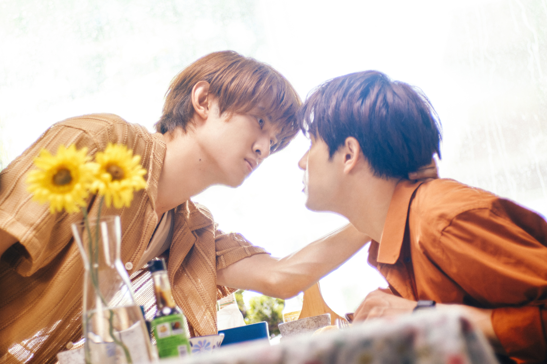 森崎ウィン・向井康二(Snow Man)W主演『(LOVE SONG)』主題歌「Gravity」SPビデオ、キス寸止めショットなど新写真解禁