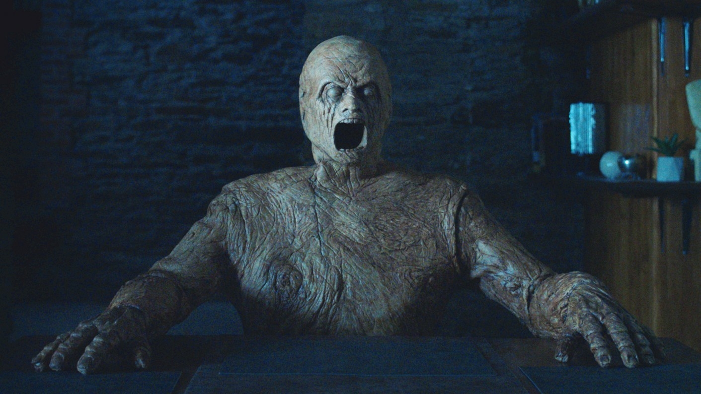 盲目の霊媒師が“呪いの人形”と共に未解決事件の闇に迫る! アイルランド発の超常サスペンス・ホラー『視える』予告編解禁