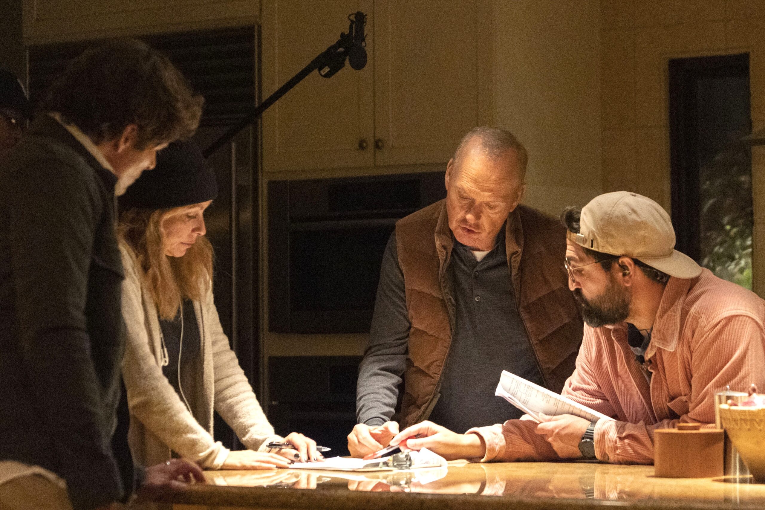 マイケル・キートン最新作『殺し屋のプロット』豪華キャストの特別インタビュー映像解禁　竹中直人ら著名人から絶賛コメント到着