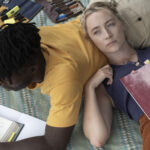 シアーシャ・ローナンの圧巻の演技が光る『おくびょう鳥が歌うほうへ』禁酒グループセラピーの一幕を収めた本編映像解禁