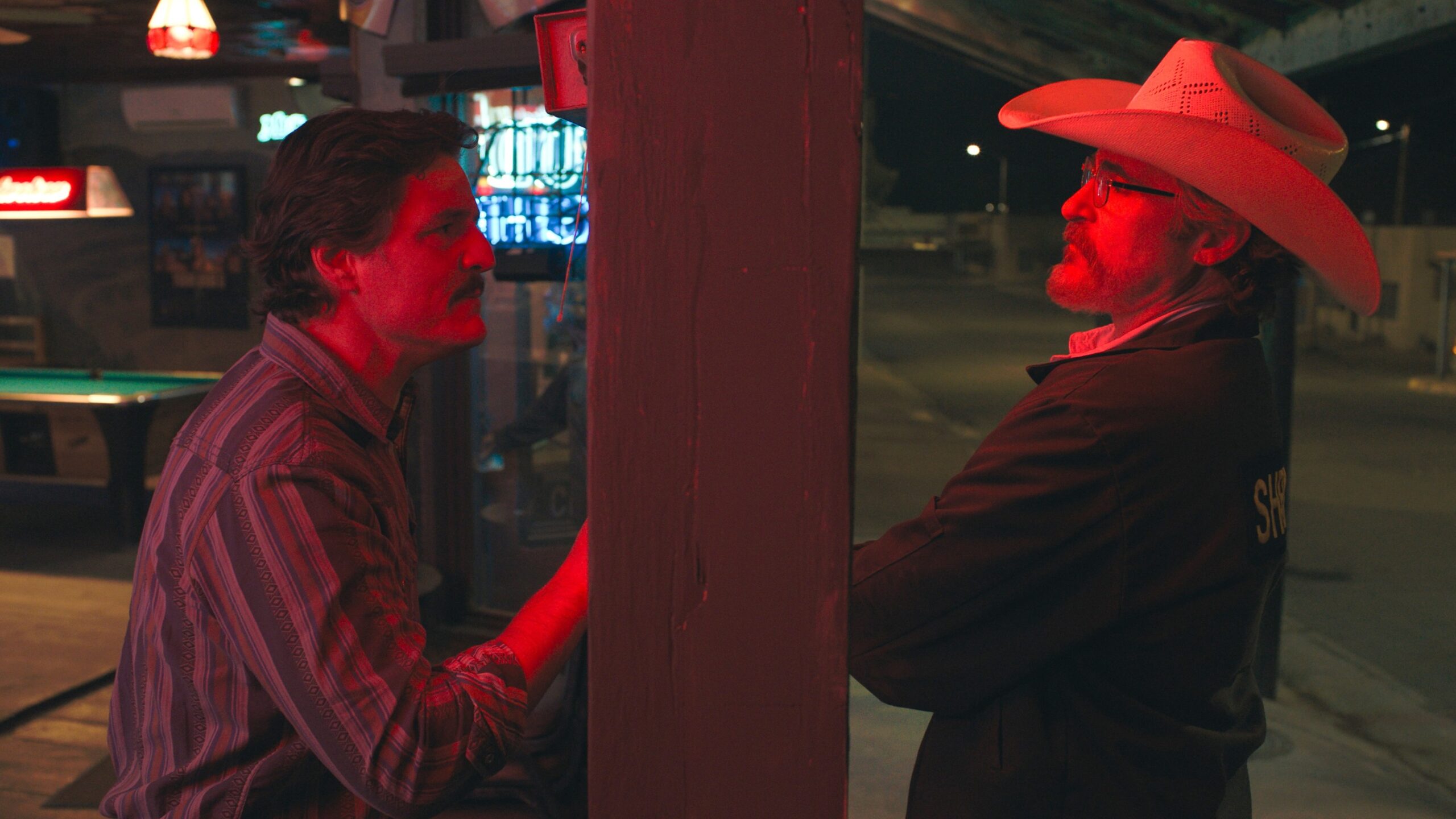 ホアキン・フェニックスVSペドロ・パスカルの舌戦!『エディントンへようこそ』“口喧嘩バトル”のハイライトシーン解禁