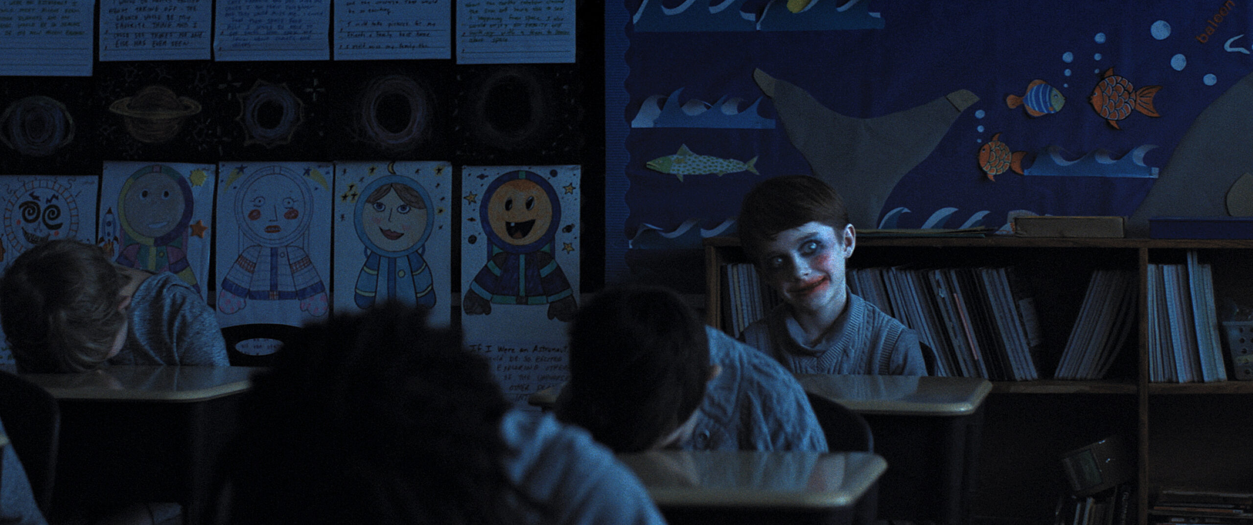 3人の重要人物の視点から児童集団失踪事件の闇に迫る――考察ミステリー『WEAPONS／ウェポンズ』特別映像3種が一挙解禁