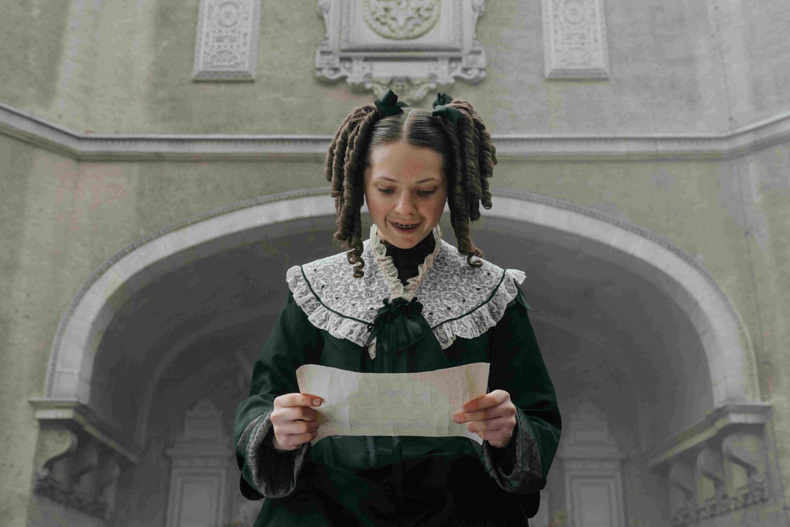 憧れの王子様の舞踏会への招待状が“美”のモンスターを創り出す!『アグリーシスター 可愛いあの娘は醜いわたし』本編映像解禁