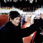 SEVENTEENジュンが驚異の変装術で“老人”に！『シャドウズ・エッジ』サイバー犯罪集団が警察の追跡をかわす本編映像解禁