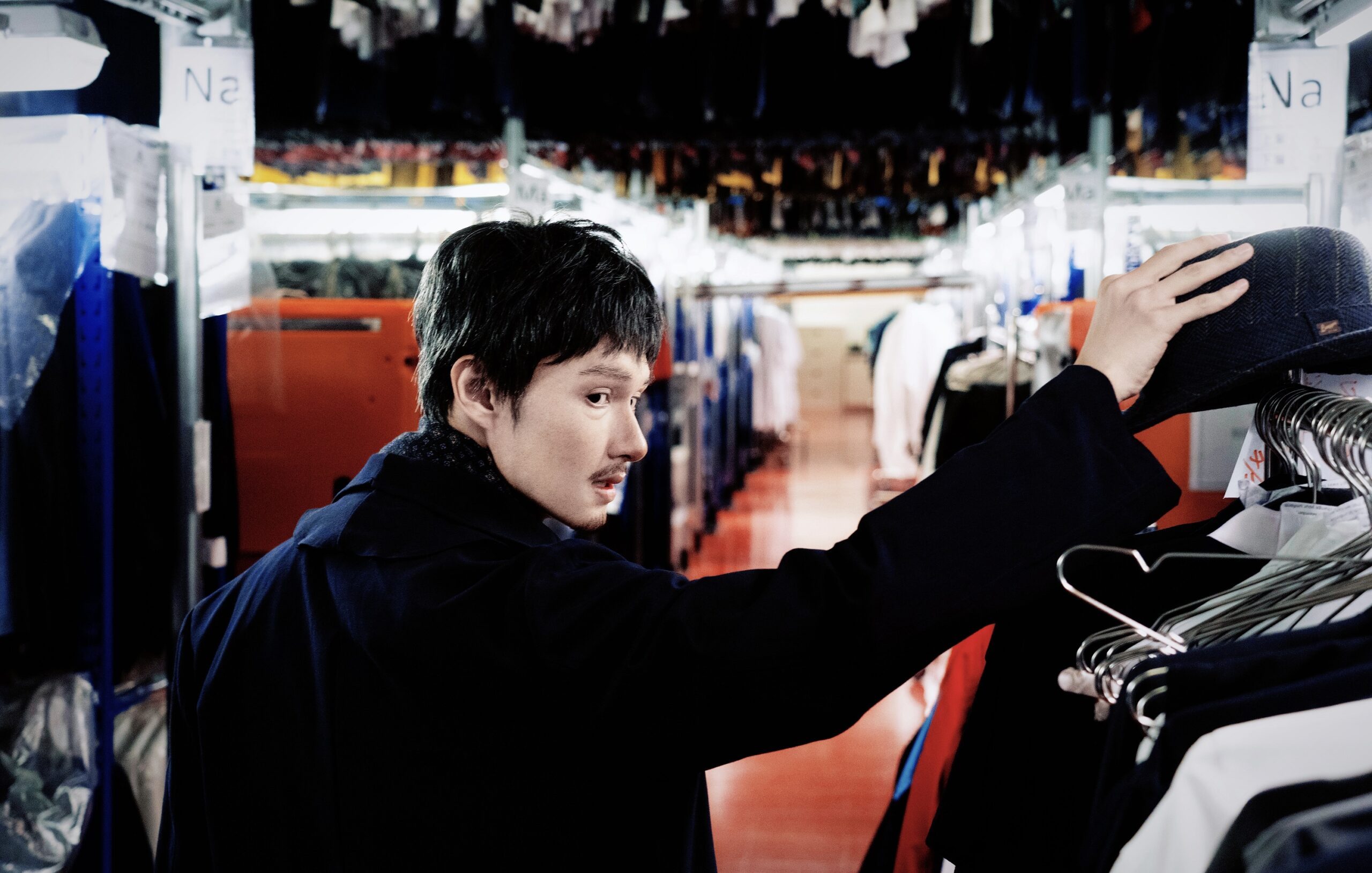 SEVENTEENジュンが驚異の変装術で“老人”に！『シャドウズ・エッジ』サイバー犯罪集団が警察の追跡をかわす本編映像解禁