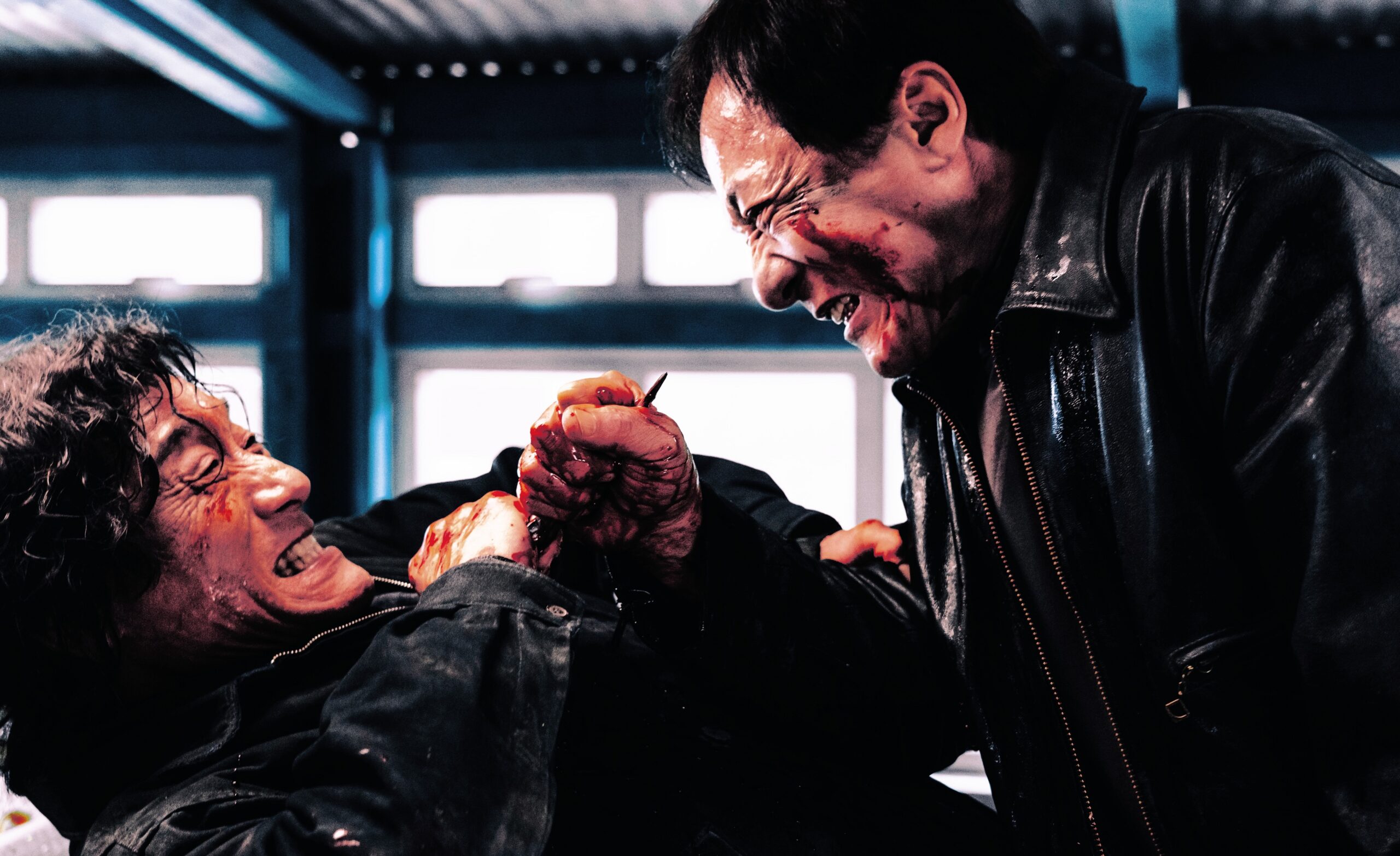 71歳ジャッキー・チェン VS 67歳レオン・カーフェイ！　呼吸音だけの“純粋な死闘”『シャドウズ・エッジ』本編映像解禁