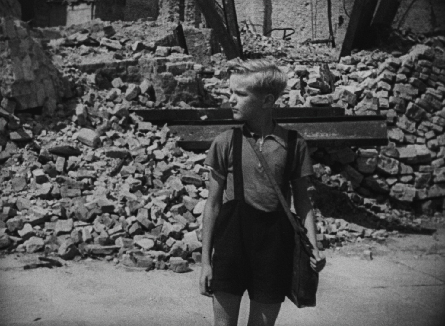 ロッセリーニ×ゴダール、二人の巨匠が描くドイツ「特集 2つのゼロ年」『ドイツ零年』衝撃の“闇商売”シーン&文化人コメント解禁