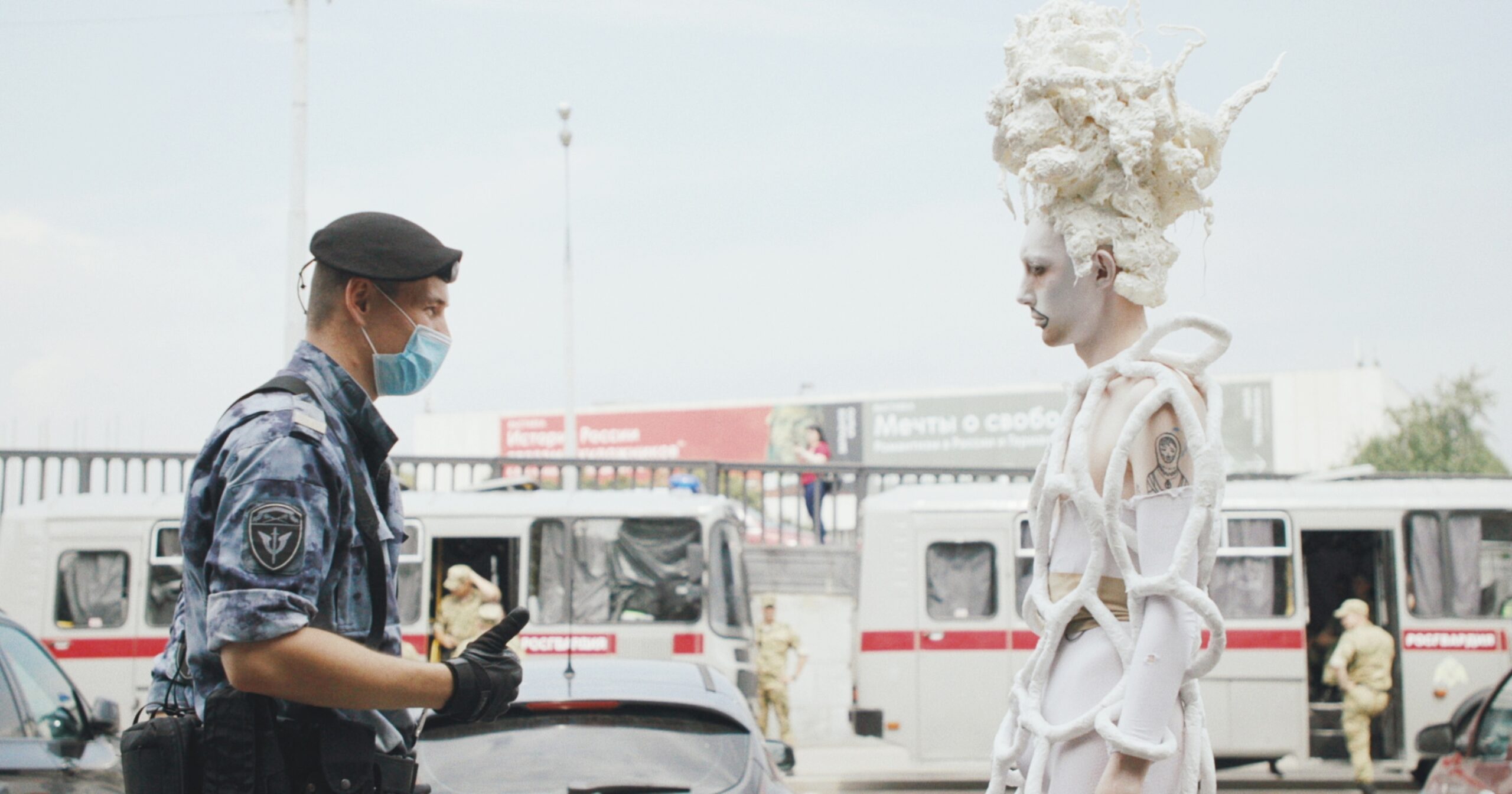 「君にはこの国のタブーを破る力がある」ロシアで生まれた次世代クィア・アーティストを追う『クイーンダム/誕生』本予告解禁