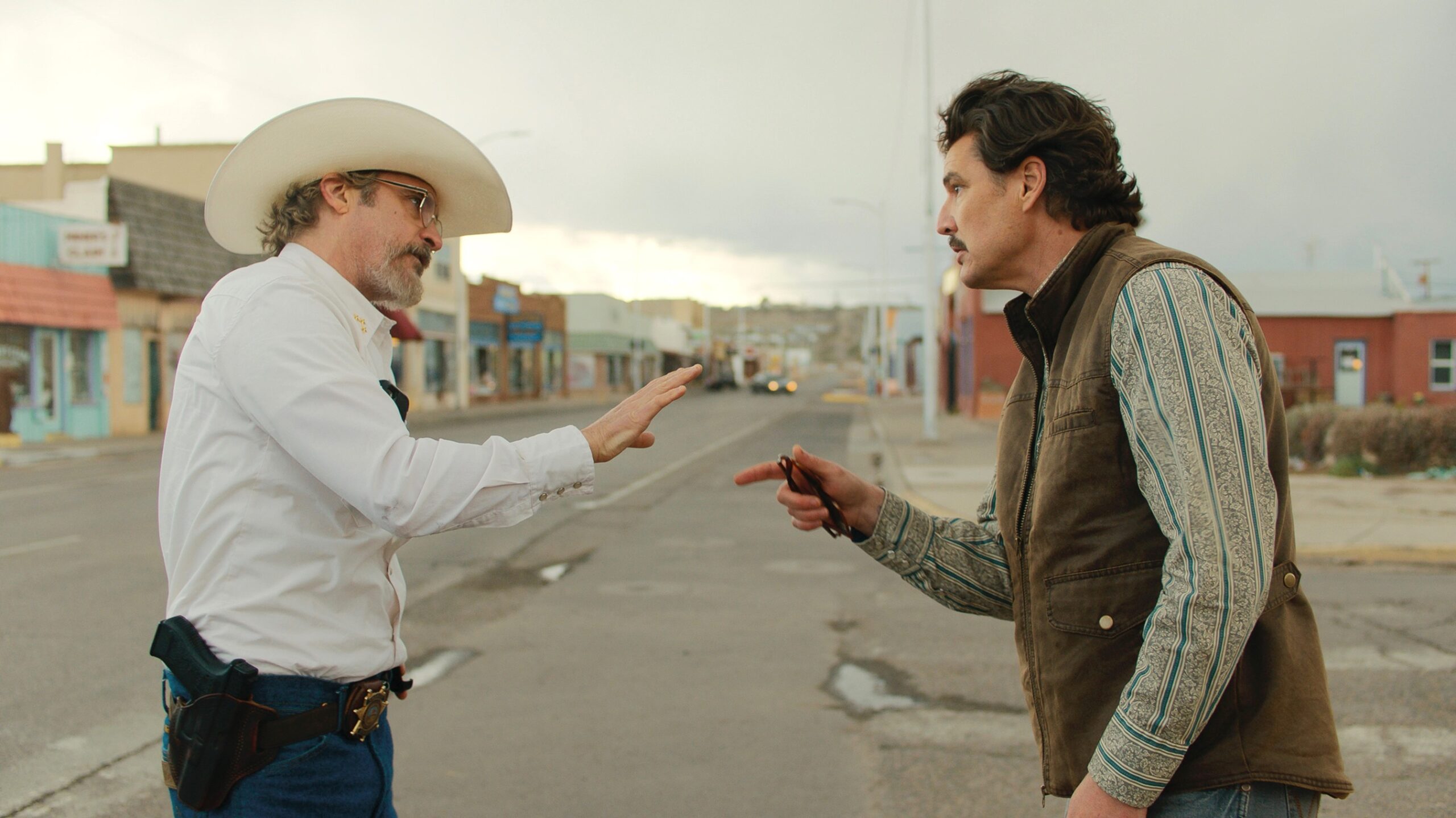 ホアキン・フェニックスvsペドロ・パスカル、投票するならどっち!?『エディントンへようこそ』選挙演説映像解禁