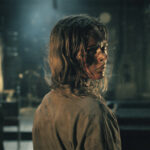 「監督に『進撃の巨人』を観せた」ホラー映画『ヴィレッジ 声帯切村』クリーチャー誕生秘話とは　ヒトではない“何か”出現シーン解禁