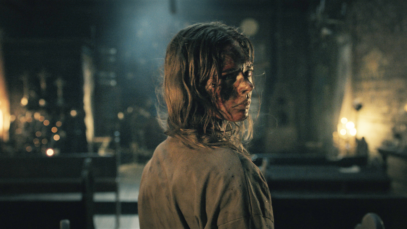 「監督に『進撃の巨人』を観せた」ホラー映画『ヴィレッジ 声帯切村』クリーチャー誕生秘話とは ヒトではない“何か”出現シーン解禁