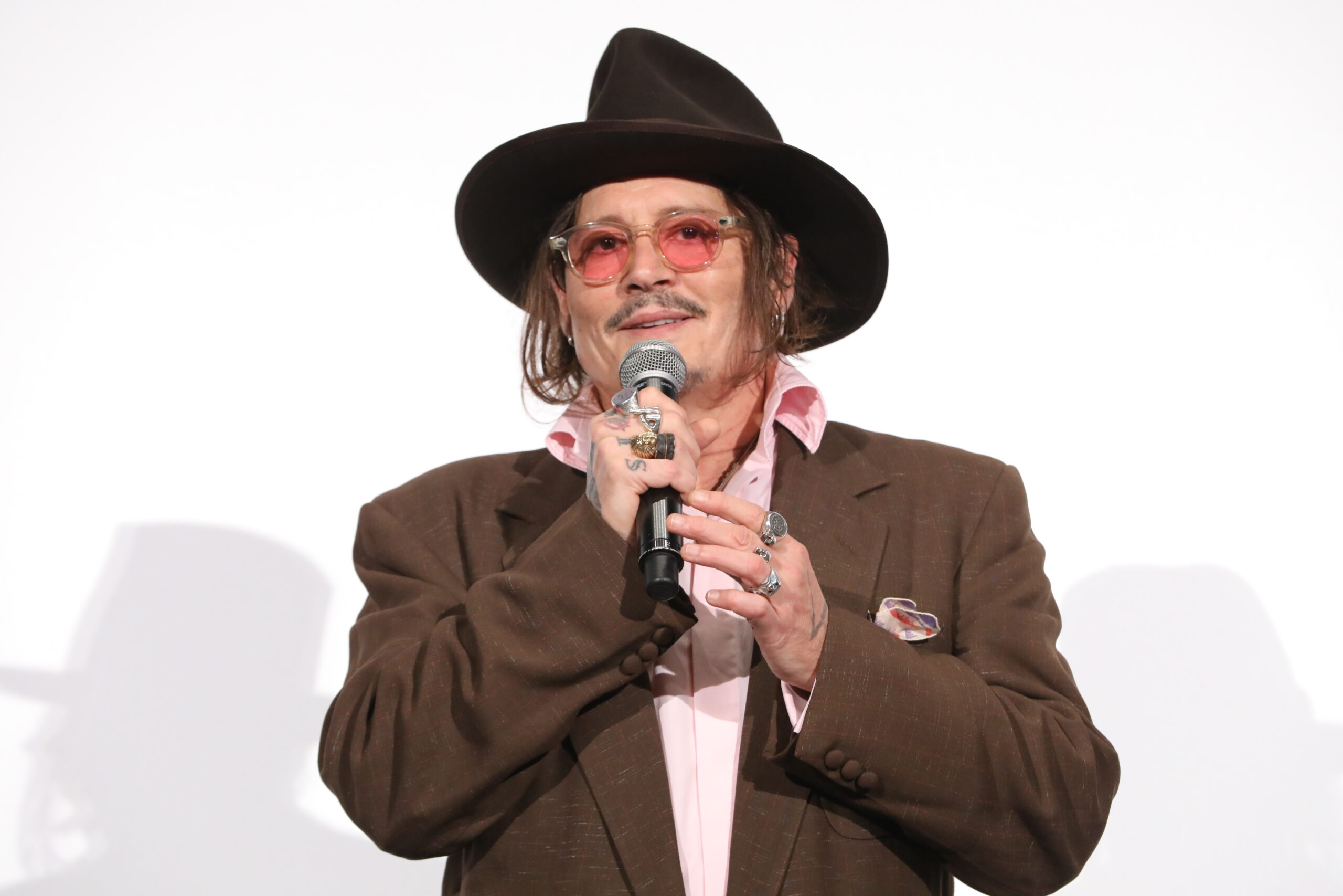 ジョニー・デップ、8年半ぶり来日でファンに神対応 『モディリアーニ!』ジャパンプレミア開催 赤西仁がゲストとして登場