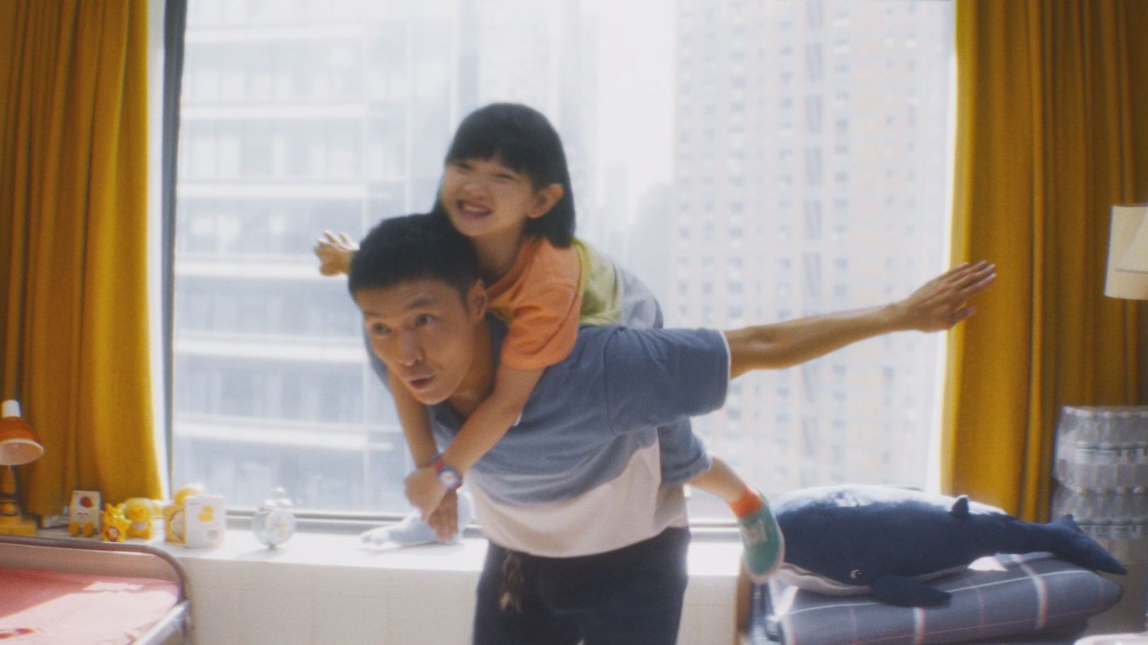 EXOレイ＝チャン・イーシンが体現する父の愛『愛がきこえる』ろう者の父と娘の“日常の幸せ”を捉えた冒頭シーン解禁