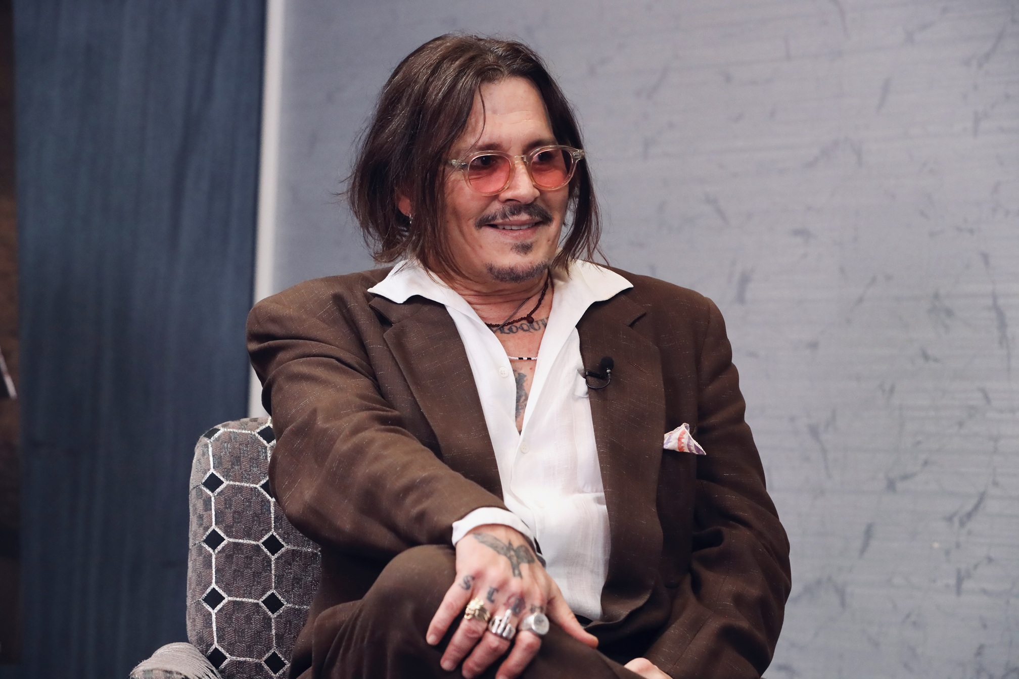 ファンへの神対応や300円の“コーン約指輪”着用も話題に!『モディリアーニ!』ジョニー・デップの貴重な来日ショット一挙解禁