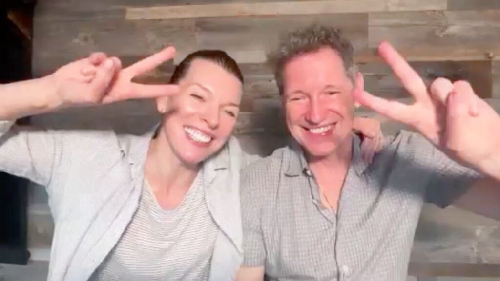 ミラ・ジョヴォヴィッチが日本のファンへ「ハッピー・ニュー・イヤー！」『バイオハザード』最強タッグ最新作『ロストランズ　闇を狩る者』が元日に封切り