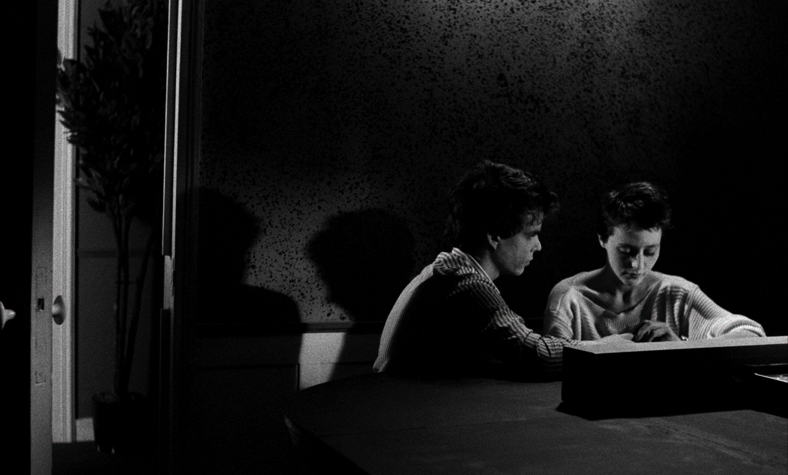 レオス・カラックスの原点にして「ゴダールの再来」と騒がれた伝説のデビュー作『ボーイ・ミーツ・ガール』4Kレストア版、予告編解禁