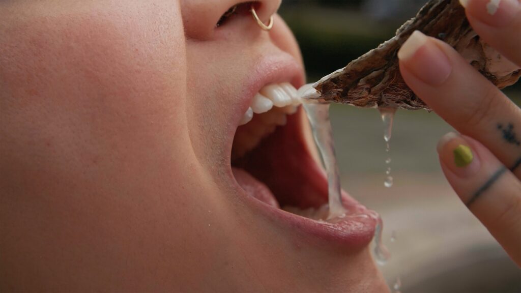 「もし人間が牡蠣のように生きれたら？」『水の中で息をする ―彼女でも彼でもなく―』予告編解禁　アオイヤマダ、小田香らコメント到着