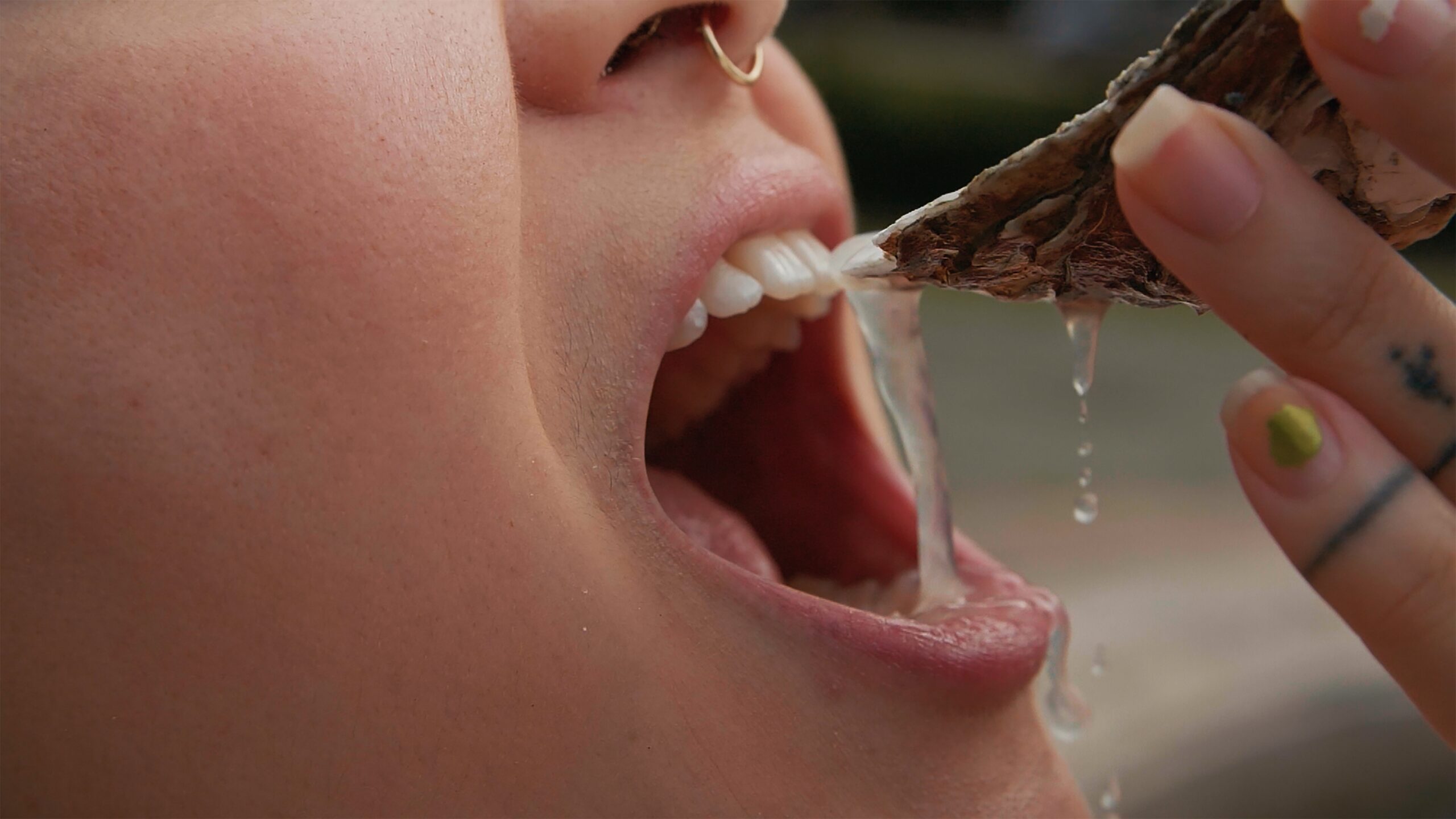 「もし人間が牡蠣のように生きれたら?」『水の中で息をする ―彼女でも彼でもなく―』予告編解禁 アオイヤマダ、小田香らコメント到着