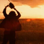 伝説の“チェーンソー・ダンス”！　4Kで甦る『悪魔のいけにえ』ラストシーンの本編映像が解禁　初日入場者特典は非売品オリジナルステッカー